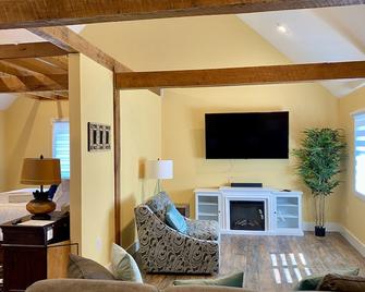 Ellie's Loft brand new downtown Nashville, IN! - Nashville - Living room