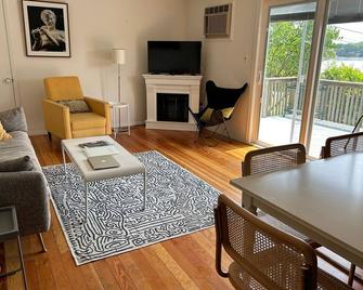 Cozy Hudson Valley Lake Cottage :4 Kayaks + a Canoe, 400 acre Lake - Craryville - Living room