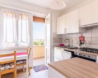 Guesthost - Livorno - Sea View Apartment! - Livorno - Kitchen