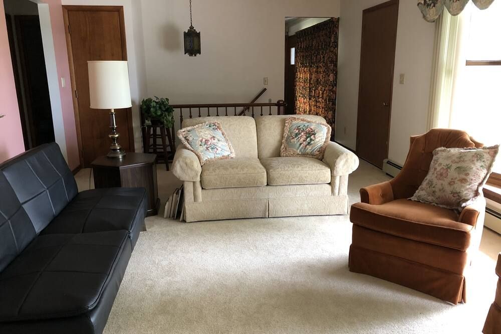 Rural Acreage, entire house, 20 min. to Iowa City, w/long-term options