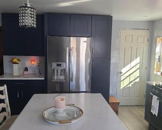 Charming 1-bedroom in house with WiFi, AC in Ogdensburg - Ogdensburg - Dining room