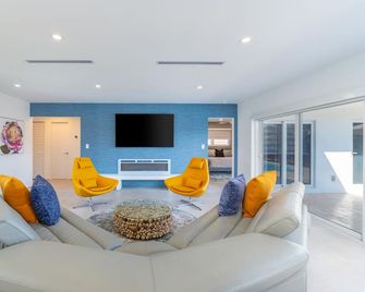 Modern Oasis, Heated Pool, Short Drive to Beach - Fort Lauderdale - Sala