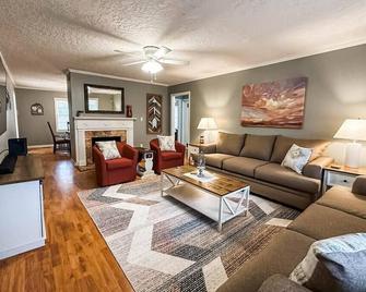 Nichol's Nest - Anniston - Living room