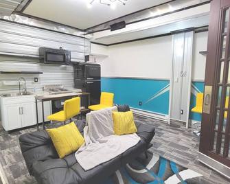 The Great Suite W Parking Near Philadelphia - Camden - Living room