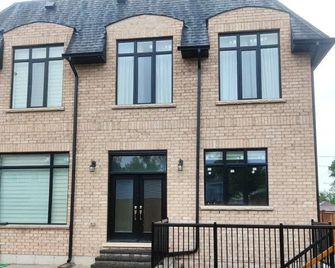Dazzling Home Next to Beach & Go Station - Pickering - Edificio