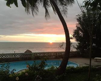 Pension Les Palmiers - Conakry - Piscina