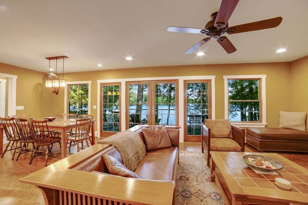 Lakefront home steps away from a private, gentle sloping sandy beach & fire pit. - Chestertown - Вітальня