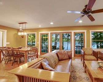 Lakefront home steps away from a private, gentle sloping sandy beach & fire pit. - Chestertown - Вітальня