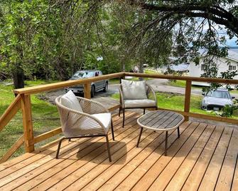 Bowerbird Beach Camp Cabin #5 - Sioux Narrows - Patio
