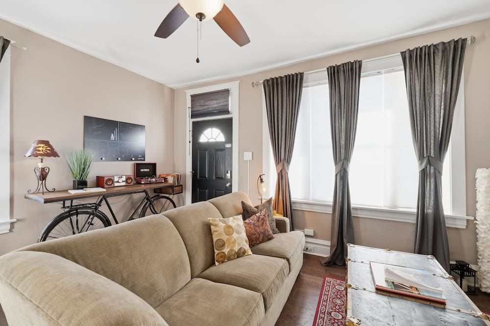 The Chocolate Suite - Walkable And Peaceful 2 Bedroom Home - סנט לואיס - סלון
