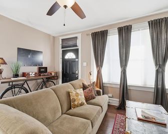 The Chocolate Suite - Walkable And Peaceful 2 Bedroom Home - St. Louis - Living room