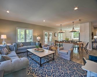Bright & Airy Home: Chef's Kitchen & Pro Decor! - Michigan City