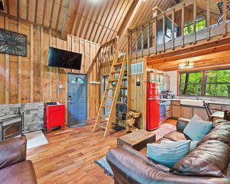 Secluded Red River Gorge Pet-Friendly Cabin on 6 acres - Rogers - Living room