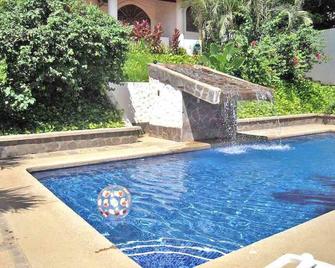 Hotel Flores - Adults Only - טאמרינדו - בריכה