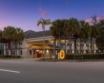 Super 8 by Wyndham Dania/Fort Lauderdale Arpt - Dania Beach - Bâtiment