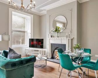 30 percent off! Stunning Central Wakefield Apartment 2 - Parking - Wakefield - Dining room