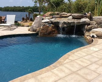 Ultimate Luxury Resort Style Home On Matlacha - Matlacha - Pool