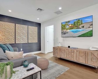 Cozy Oasis for 2 w/ Insta-worthy Tropical Pool - Fort Lauderdale - Living room