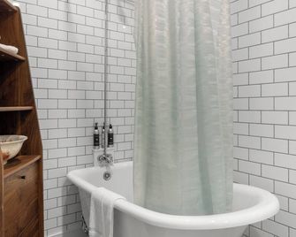 The Bannerman Dedicated Parking - St. John's - Bathroom
