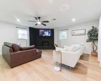 Chateau Urbane- a luxe escape - Norman - Living room