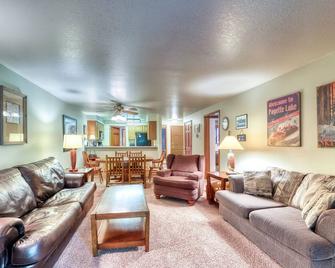 Cozy Golf-View Condo with Pools, Hot Tub & Gym - Nearby Ski & Lake Access - McCall - Вітальня