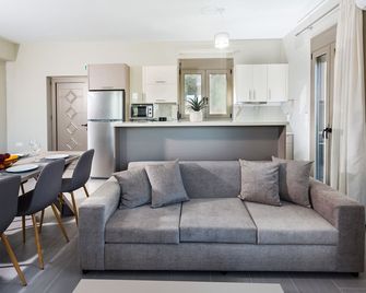 Elea Gold Villa,close to the beach and amenities - Maroulas - Sala de estar