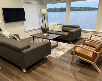 Absolute Beachfront, New And Improved. - Olympia - Living room