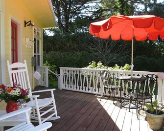 Cozy, Romantic Cottage just 3 minutes from the village of Mendocino! - Mendocino - Patio