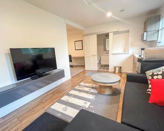 Modern Private Guest House in Seattle - Seattle - Living room