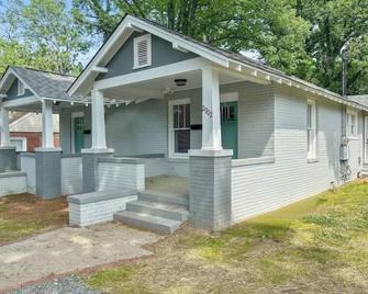 Black and white chic retreat - Charlotte - Building