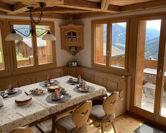 5 Family Chalet with breathtaking mountain view - Bellwald - Salle à manger