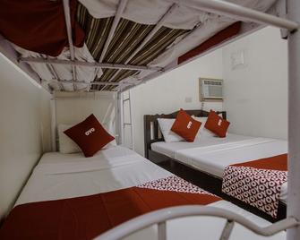 OYO 741 Sierra Travellers Inn - Tagaytay - Bedroom