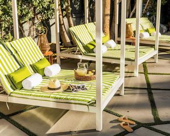 2 Rooms, Sleeps 8 Retro Hotel w/ Pool Wesley King Studio Buyout by Avantstay - Palm Springs - Serambi