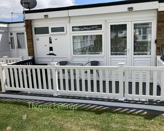 Cheerful 2 Bed Holiday Chalet with Gated Decking - Hemsby - Patio