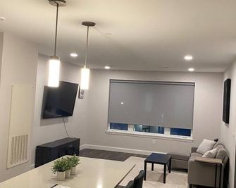 Cozy 1-bedroom Condo in Downtown Reading, MA - Reading - Living room
