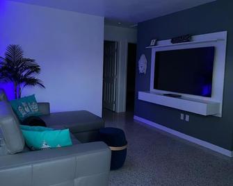 Stay Over In Miami Home 2br - 1bth - Free Parking - Miami - Salon