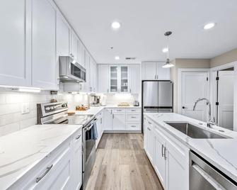 Old Town Alexandria New Modern '5 Min Walk To Metro' 2 Bed 2.5 Bath Free Parking - Alexandria - Kök