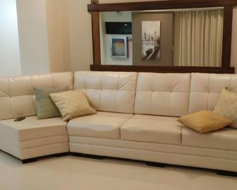 The Guest House Laoag - Laoag - Sala de estar