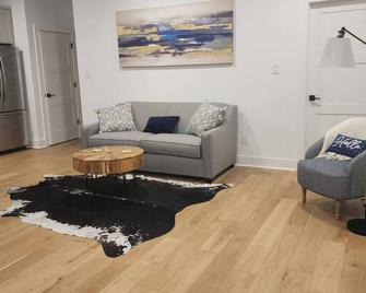 The Ascension By Kyle - College Station - Living room