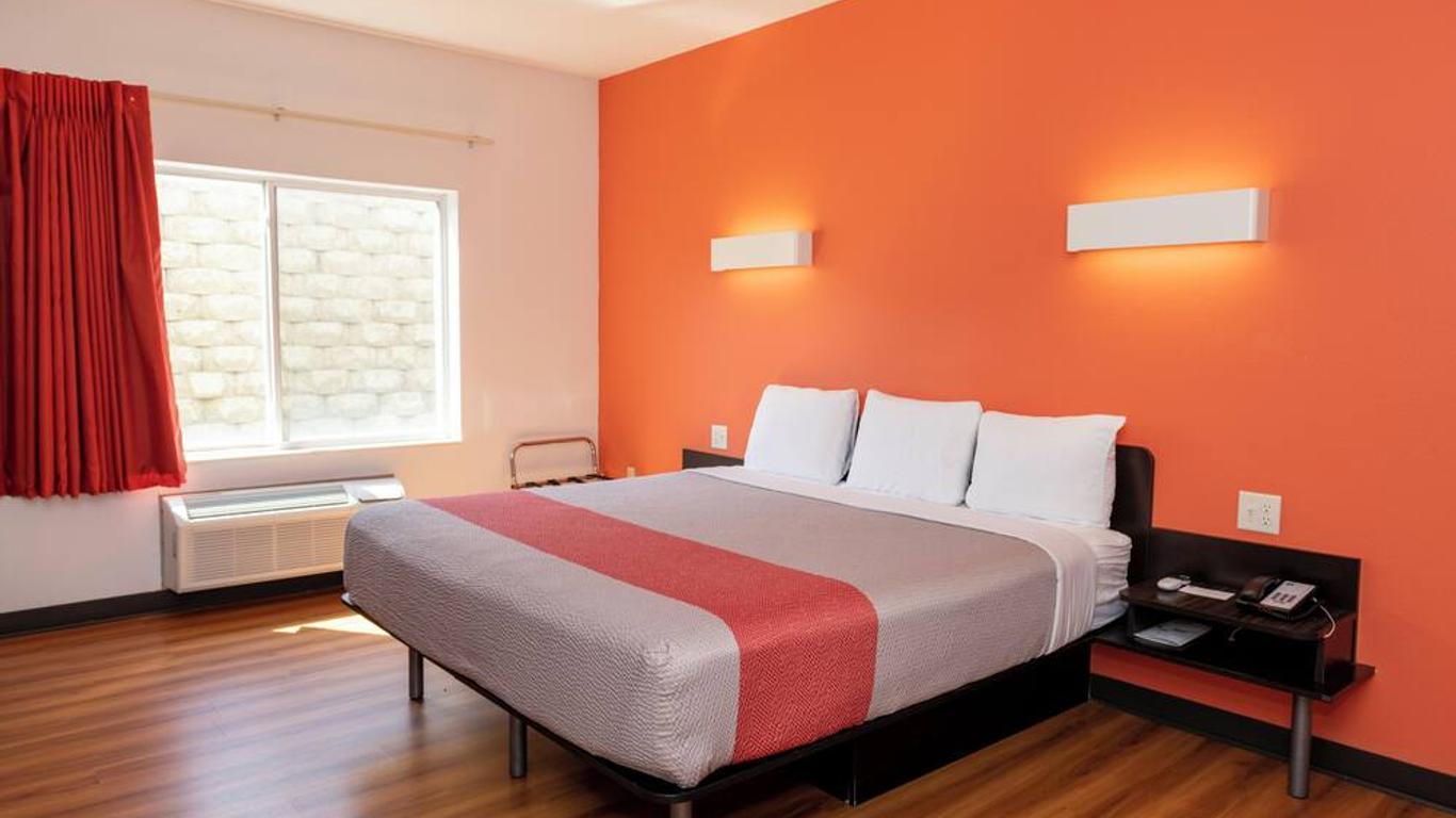 Lincoln Garden Inn