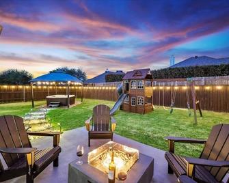Luxury Home w Hot Tub near DFW Airport - Flower Mound - Patio