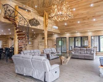 Possum Pocket Lodge\n - Nortonville - Lounge