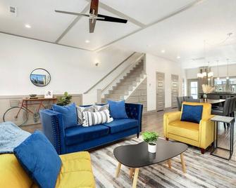 Pedalers Pad - Hot Tub - Downtown Bentonville - Bentonville - Living room