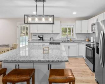 Forest Retreat: Cozy Getaway - Wake Forest - Kitchen
