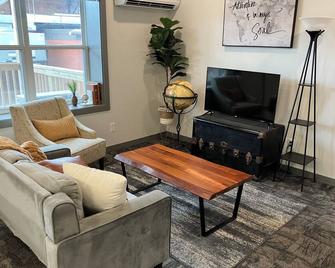 2 Bedroom - Convenient & Comfy Downtown Apartment - Marshall - Living room