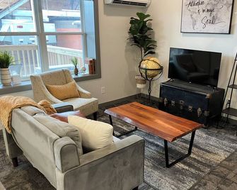 2 Bedroom - Convenient & Comfy Downtown Apartment - Marshall - Obývací pokoj