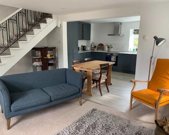 A superb holiday home within the Yorkshire Dales, w/ Wifi, wood burner & stones throw from pub. - Barnard Castle - Living room