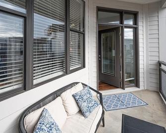 Chic 1-Bedroom Modern Apt with Gym & Free Parking - Charlotte - Varanda