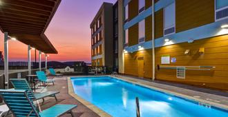 Home2 Suites by Hilton Hot Springs - Hot Springs - Piscina