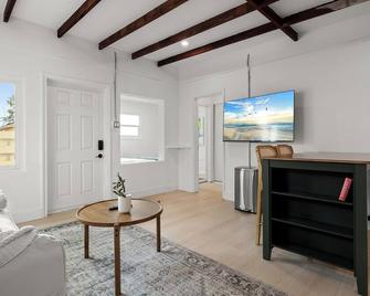 Lovely 1BR/1BA in Inglewood with Private Yard & W/D - Inglewood - Living room